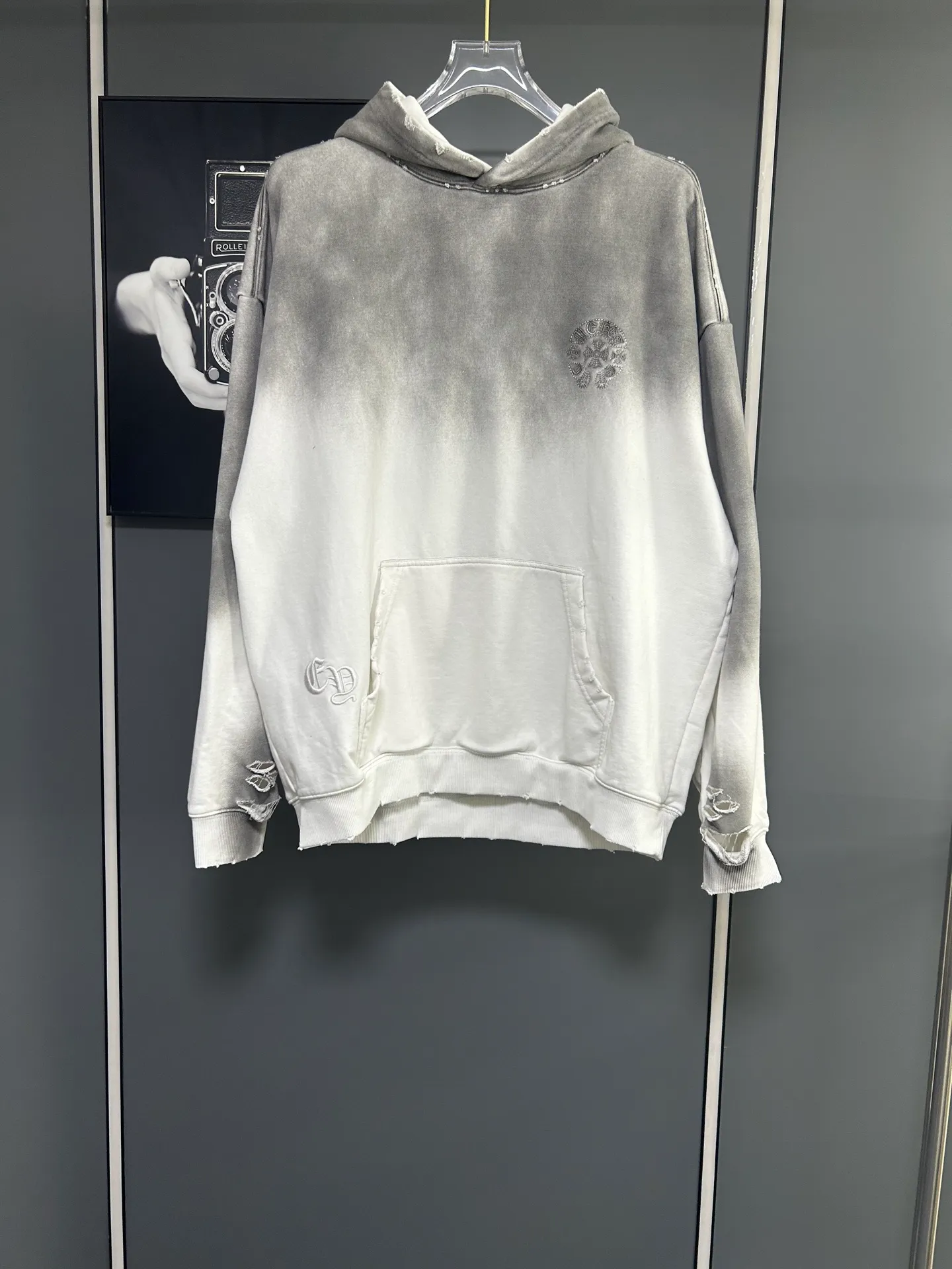 P310 𝗖𝗵𝗿𝗼𝗺𝗲 𝗛𝗲𝗮𝗿𝘁𝘀/Cro Heart 2025 Cross Patch Embroidery Summer New Original Single Counter American Acid Washed Distressed Laser Burnt Patch Embroidery Couple Casual Hooded Sweatshirt 👑The highest version! Customized fabric 440g tripe terry fabric! American acid-washed and distressed original fabric laser burnt ✟appliqué embroidery and exquisite embroidery of letters! The best-selling model at the counter. It is very comfortable to wear. It is low-key yet luxurious. It is very classy when worn. The large size and tailoring are needless to say. The upper body is exquisite and vivid. 👍High-end first-class materials. A truly palace-level product. The cotton from Turkey is of outstanding quality. After heavy washing, the clothes are very soft! Not picky, the upper body is absolutely stylish and extremely luxurious. Auxiliary materials: The original model has been authenticated and labeled ➕100% silk washed with water label. Genuine purchase-grade original hangtag➕matching hanging rope➕3D hanging beads➕original packaging bag. Craftsmanship: The original version has consistent wiring! The highest version of the armhole matching technique! Countless times of pattern making to 100% restore the original appearance! The correct version is the same for men and women, super eye-catching, super good-looking, and super atmospheric! Color: black, white and gray Size, XS S M L